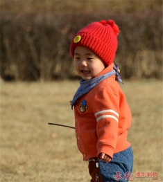 草地上的小男孩