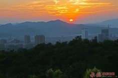 日落西山，红霞飞