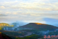 莫道黄山雾松美，双峰云海亦壮观