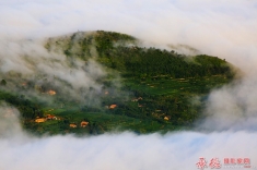 雾漫山村