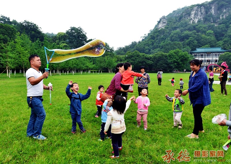 《春游  》 尹春龙