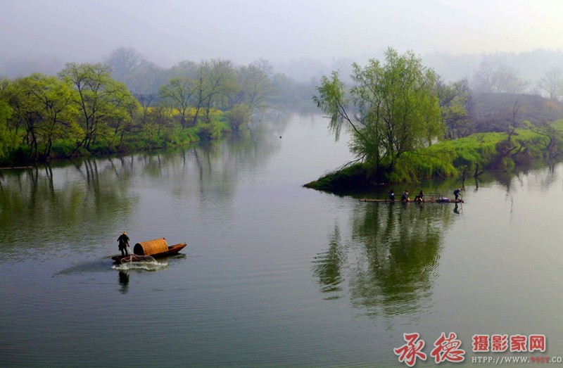 《月湾春晓 》 李春科