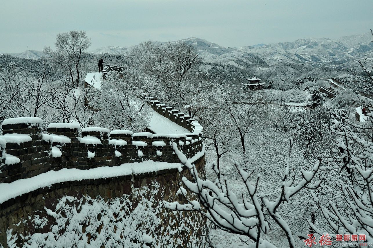 宫墙披雪